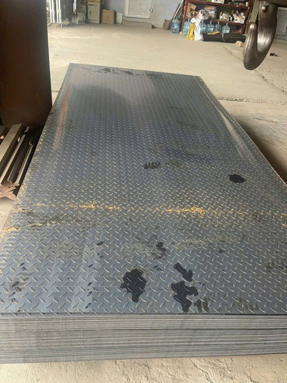 Thép tấm gân tại kho chúng tôi