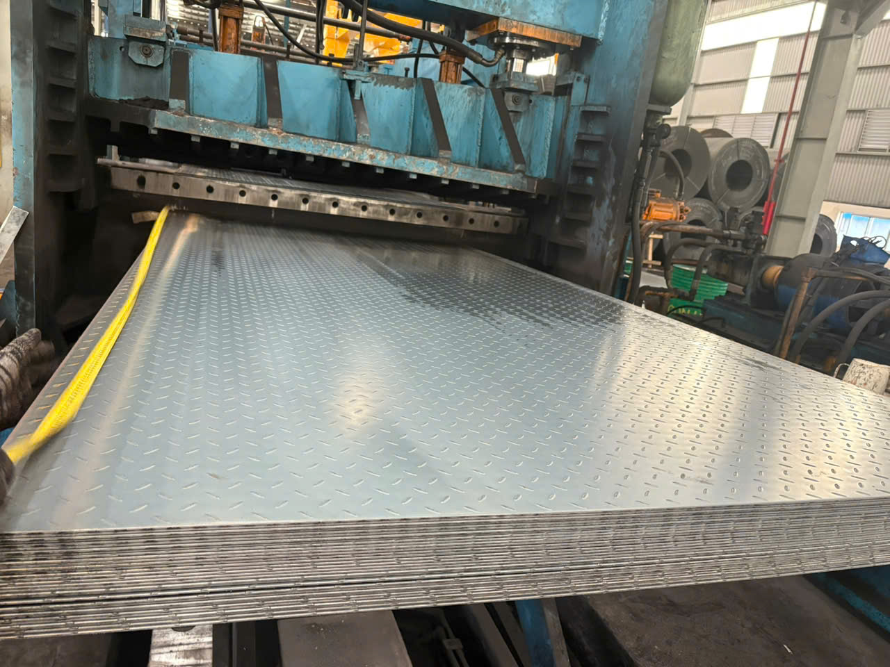 Thép tấm gân tại kho chúng tôi